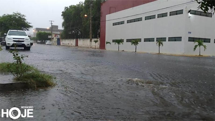 Imagem 1 - RN registra 756,7 mm de chuva nos primeiros 5 meses do ano; 21,4% acima do esperado. Os resultados foram apresentados na manhã desta terça-feira (31). O esperado para o período de janeiro a maio de 2022 era de 611,6mm, de acordo com o Sistema de Monitoramento da Emparn. Na região Central Potiguar a chuva ultrapassou 25,2% do volume esperado. Choveu 554,8mm enquanto que o esperado era 443,0mm. Em termos numéricos, o Oeste Potiguar foi o que mais acumulou chuva com 766,5 mm, representando 21,6% acima da média esperada para o período. Imagem 1 - RN registra 756,7 mm de chuva nos primeiros 5 meses do ano; 21,4% acima do esperado. Os resultados foram apresentados na manhã desta terça-feira (31). O esperado para o período de janeiro a maio de 2022 era de 611,6mm, de acordo com o Sistema de Monitoramento da Emparn. Na região Central Potiguar a chuva ultrapassou 25,2% do volume esperado. Choveu 554,8mm enquanto que o esperado era 443,0mm. Em termos numéricos, o Oeste Potiguar foi o que mais acumulou chuva com 766,5 mm, representando 21,6% acima da média esperada para o período.
