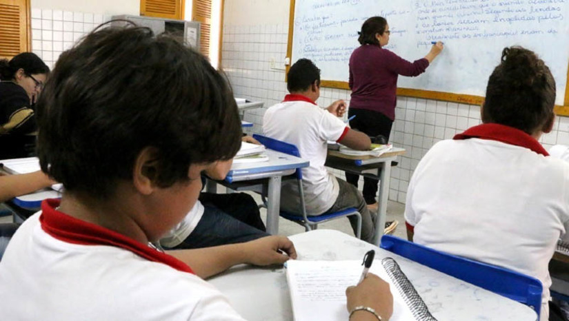 Imagem 1 - Secretaria de Educação do RN convoca 724 professores temporários. Os convocados terão 20 dias, a partir desta quarta-feira (1º), para comparecer à DIREC de origem para assumir o cargo. No total, 687 professores da base comum curricular e 37 professores do eixo profissional foram convocados, em substituição à temporários que finalizaram seus contratos, professores com licenças diversas ou que assumiram a gestão. Essa é a primeira chamada do novo edital de contratação temporária, que foi aberto em março deste ano. Imagem 1 - Secretaria de Educação do RN convoca 724 professores temporários. Os convocados terão 20 dias, a partir desta quarta-feira (1º), para comparecer à DIREC de origem para assumir o cargo. No total, 687 professores da base comum curricular e 37 professores do eixo profissional foram convocados, em substituição à temporários que finalizaram seus contratos, professores com licenças diversas ou que assumiram a gestão. Essa é a primeira chamada do novo edital de contratação temporária, que foi aberto em março deste ano.