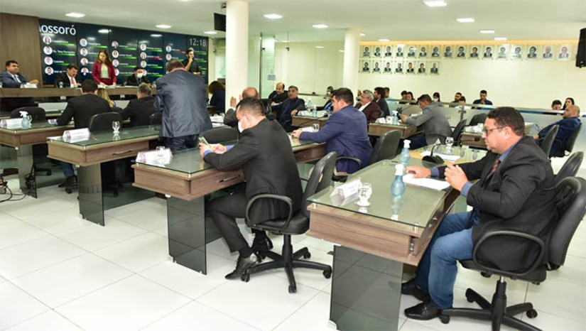 Imagem 1 -  CMM aprova redução de ISS para transportes coletivo e escolar, táxi e rede hoteleira . O Projeto de Lei Complementar 6/2022, do Executivo, foi aprovado pelos vereadores nesta quarta-feira (1º). A medida reduz a taxa do Imposto Sobre Serviços para estes setores, de 5% para 2%, durante dois anos. A Câmara ainda aprovou o PLCE 7/2022, que institui regras para aposentadoria por incapacidade permanente na Previdência Municipal. 
