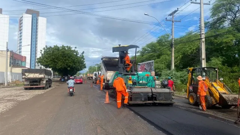 Imagem 1 - O Governo do Estado investiu R$ 1.133.122,61 na restauração da Leste Oeste. A recuperação da av. Leste Oeste é uma reivindicação antiga do povo mossoroense, e que agora está sendo atendida pela gestão da governadora Fátima Bezerra. A Leste Oeste é uma via de fundamental importância para a mobilidade urbana e para o desenvolvimento de Mossoró, pois dá acesso ao centro da cidade e passa por vários bairros e logradouros importantes, como a Universidade Federal Rural do Semiárido (Ufersa) e Universidade do Estado do Rio Grande do Norte (Uern). Imagem 1 - O Governo do Estado investiu R$ 1.133.122,61 na restauração da Leste Oeste. A recuperação da av. Leste Oeste é uma reivindicação antiga do povo mossoroense, e que agora está sendo atendida pela gestão da governadora Fátima Bezerra. A Leste Oeste é uma via de fundamental importância para a mobilidade urbana e para o desenvolvimento de Mossoró, pois dá acesso ao centro da cidade e passa por vários bairros e logradouros importantes, como a Universidade Federal Rural do Semiárido (Ufersa) e Universidade do Estado do Rio Grande do Norte (Uern).