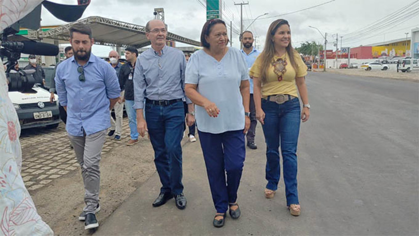 Imagem 1 - Além das autoridades de Mossoró, a governadora Fátima Bezerra visitou as obras da Leste Oeste em companhia do secretário Gustavo Coelho, do diretor do Detran Jonaelson Pereira e da diretora do DER Natécia Nunes; Em contato com a imprensa, ela destacou que o investimento na Leste Oeste, de 1,2 milhão, faz parte de um pacote de 100 milhões em contratos para recuperar os trechos mais críticos das rodovias estaduais e que isto representa melhora na qualidade de vida, melhora na mobilidade urbana e consequentemente no desenvolvimento econômico e social Imagem 1 - Além das autoridades de Mossoró, a governadora Fátima Bezerra visitou as obras da Leste Oeste em companhia do secretário Gustavo Coelho, do diretor do Detran Jonaelson Pereira e da diretora do DER Natécia Nunes; Em contato com a imprensa, ela destacou que o investimento na Leste Oeste, de 1,2 milhão, faz parte de um pacote de 100 milhões em contratos para recuperar os trechos mais críticos das rodovias estaduais e que isto representa melhora na qualidade de vida, melhora na mobilidade urbana e consequentemente no desenvolvimento econômico e social
