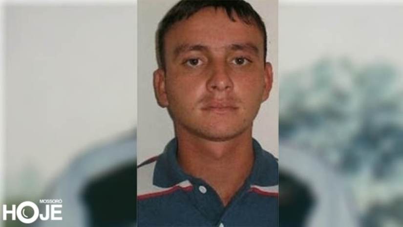 Imagem 1 - Segundo a promotoria, Fernando Soares teria mando um pistoleiro matar o pai, o agricultor Joseni Soares, no dia 7 de setembro de 2012, em Jucurutu, porque este se negou a ajuda-lo no assassinato de Erivan da Silva, o qual matou por ciúmes de uma jovem adolescente. Fernando nega ter mando matar o pai. Além dele, também será julgado Gilmar Trigueiro, pelo mesmo crime. Imagem 1 - Segundo a promotoria, Fernando Soares teria mando um pistoleiro matar o pai, o agricultor Joseni Soares, no dia 7 de setembro de 2012, em Jucurutu, porque este se negou a ajuda-lo no assassinato de Erivan da Silva, o qual matou por ciúmes de uma jovem adolescente. Fernando nega ter mando matar o pai. Além dele, também será julgado Gilmar Trigueiro, pelo mesmo crime.