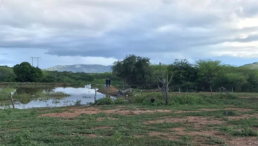 Imagem 1 - A aeronave se chocou com uma rede elétrica de alta tensão. O acidente aconteceu na noite deste domingo (5), na zona rural do município, e deixou três pessoas mortas: o piloto Juberson Coelho Coimbra, de 65 anos, o Inspetor de Linha, Robson Deusdette de Melo Araújo, de 35 anos, e o também Inspetor de Linha, Francisco Wilson da Silva, de 52 anos. Imagem 1 - A aeronave se chocou com uma rede elétrica de alta tensão. O acidente aconteceu na noite deste domingo (5), na zona rural do município, e deixou três pessoas mortas: o piloto Juberson Coelho Coimbra, de 65 anos, o Inspetor de Linha, Robson Deusdette de Melo Araújo, de 35 anos, e o também Inspetor de Linha, Francisco Wilson da Silva, de 52 anos.