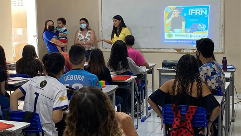 Imagem 1 - Para a Secretaria de Educação Isabela Rodrigues, a educação tem "um poder transformador na vida dos estudantes". A aula inaugural contou com a participação da secretária municipal de Educação, Isabela Rodrigues; de duas coordenadoras Pedagógicas da Pasta, Lília Menezes e Veronica Brito; da diretora da Escola Municipal Educandário Dixseptiense - local de realização das aulas -, Ana Lúcia; dos professores do Cursinho, Matheus Menezes e Débora Morais; e 75 estudantes. Imagem 1 - Para a Secretaria de Educação Isabela Rodrigues, a educação tem "um poder transformador na vida dos estudantes". A aula inaugural contou com a participação da secretária municipal de Educação, Isabela Rodrigues; de duas coordenadoras Pedagógicas da Pasta, Lília Menezes e Veronica Brito; da diretora da Escola Municipal Educandário Dixseptiense - local de realização das aulas -, Ana Lúcia; dos professores do Cursinho, Matheus Menezes e Débora Morais; e 75 estudantes.