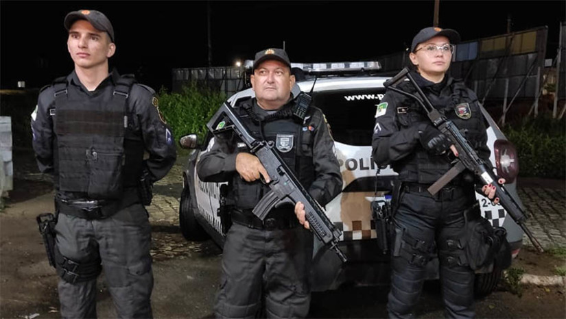 Imagem 1 - Adolescente baleado durante assalto sobrevive graças a ação rápida da PM de Mossoró. O caso aconteceu na noite desta segunda-feira (6), próximo ao Hospital da Mulher. O jovem de 16 anos estava fazendo entrega de lanches, quando foi surpreendido pelos suspeitos. Mesmo obedecendo a ordem de parada e tendo entregado todos os seus pertences, ele foi baleado na perna. O adolescente foi encontrado por uma guarnição da PM, composta pelo Sargento Sabino, Soldado Brendon e Soldado Feminina D. Neves, que o socorreu imediatamente para a UPA do Alto de São Manoel. Perdendo muito sangue, visto que o tiro acertou uma artéria, ele conseguiu resistir até a chegada na unidade de saúde graças a um torniquete feito pela Soldado Neves; entenda o caso. Imagem 1 - Adolescente baleado durante assalto sobrevive graças a ação rápida da PM de Mossoró. O caso aconteceu na noite desta segunda-feira (6), próximo ao Hospital da Mulher. O jovem de 16 anos estava fazendo entrega de lanches, quando foi surpreendido pelos suspeitos. Mesmo obedecendo a ordem de parada e tendo entregado todos os seus pertences, ele foi baleado na perna. O adolescente foi encontrado por uma guarnição da PM, composta pelo Sargento Sabino, Soldado Brendon e Soldado Feminina D. Neves, que o socorreu imediatamente para a UPA do Alto de São Manoel. Perdendo muito sangue, visto que o tiro acertou uma artéria, ele conseguiu resistir até a chegada na unidade de saúde graças a um torniquete feito pela Soldado Neves; entenda o caso.