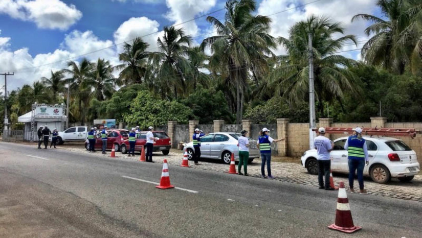 Imagem 1 -  Licenciamento de veículos do RN com placas finais 9 e 0 deve ser pago na quinta (9) e sexta (10). O Departamento Estadual de Trânsito do RN (Detran) aponta que 291 mil veículos estão enquadrados nessa categoria. A taxa é obrigatória para que o Certificado de Registro de Licenciamento de Veículo (CRLV) seja emitido, pois sem o CRLV atualizado, o automóvel tem sua circulação restringida. A taxa corresponde ao valor de R$ 90,00 e há 4 anos não sofre reajuste.