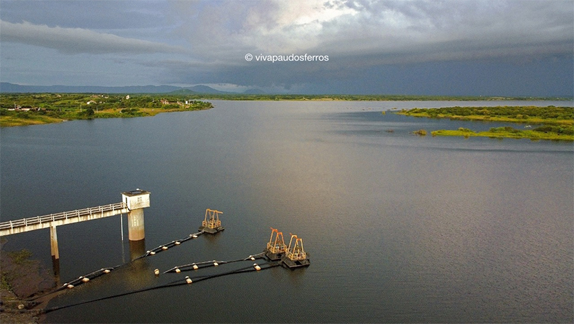 Imagem 1 - Barragem de Pau dos Ferros chega a 78,17%; maior volume desde 2011. A última vez que o manancial atingiu este volume foi em 25 de junho de 2011. No mesmo período de 2021, o reservatório estava com 30.531.260 m³, equivalentes a 55,67% da sua capacidade total. As reservas hídricas superficiais totais do RN somam, desde a segunda-feira (06), 2.310.012.068 m³, percentualmente, 52,78% da sua capacidade total, que é de 4.376.444.842 m³. No dia 06 de junho de 2021, as reservas hídricas estavam com 2.218.651.707 m³, correspondentes a 50,69% da sua capacidade total. Imagem 1 - Barragem de Pau dos Ferros chega a 78,17%; maior volume desde 2011. A última vez que o manancial atingiu este volume foi em 25 de junho de 2011. No mesmo período de 2021, o reservatório estava com 30.531.260 m³, equivalentes a 55,67% da sua capacidade total. As reservas hídricas superficiais totais do RN somam, desde a segunda-feira (06), 2.310.012.068 m³, percentualmente, 52,78% da sua capacidade total, que é de 4.376.444.842 m³. No dia 06 de junho de 2021, as reservas hídricas estavam com 2.218.651.707 m³, correspondentes a 50,69% da sua capacidade total.