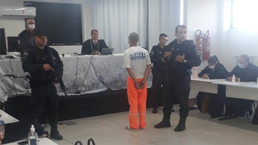 Imagem 1 - Francisco Gilnei Bento Nazário, de 30 anos, contou na polícia que matou a menina Raissa Ferreira, na época com 10 anos, para beber o sangue dela num ritual de magia negra e assim deixar de usar drogas. O Tribunal do Júri Popular aconteceu nesta quarta-feira, dia 8, na Biblioteca Pedre Sátiro Cavalcante Dantas, Campus da UERN, em Pau dos Ferros, sob a presidência do juiz Pablo de Oliveira Santos Imagem 1 - Francisco Gilnei Bento Nazário, de 30 anos, contou na polícia que matou a menina Raissa Ferreira, na época com 10 anos, para beber o sangue dela num ritual de magia negra e assim deixar de usar drogas. O Tribunal do Júri Popular aconteceu nesta quarta-feira, dia 8, na Biblioteca Pedre Sátiro Cavalcante Dantas, Campus da UERN, em Pau dos Ferros, sob a presidência do juiz Pablo de Oliveira Santos