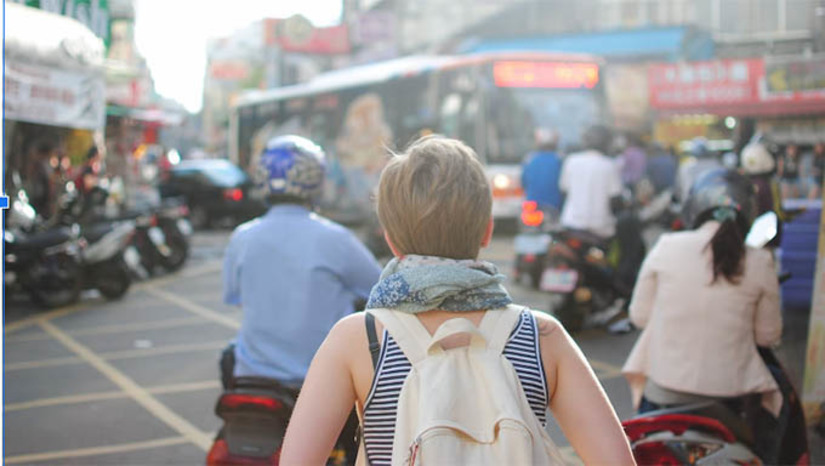 Imagem 1 - Como chegar, onde ir, em que lugar ficar, qual restaurante comer… Decidir tudo isso de forma autônoma tem sim um peso de responsabilidade, porém, carrega um QUÊ de diversão e liberdade também. Viajar sozinho pode ser um marco na sua percepção de mundo e de si mesmo. É um momento no qual enfrenta-se desafios, se quebra barreiras, expande seus horizontes e supera-se limites. Imagem 1 - Como chegar, onde ir, em que lugar ficar, qual restaurante comer… Decidir tudo isso de forma autônoma tem sim um peso de responsabilidade, porém, carrega um QUÊ de diversão e liberdade também. Viajar sozinho pode ser um marco na sua percepção de mundo e de si mesmo. É um momento no qual enfrenta-se desafios, se quebra barreiras, expande seus horizontes e supera-se limites.