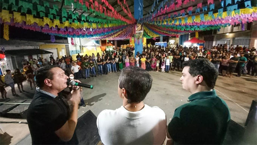 Imagem 1 - Em Coronel Ezequiel, no Trairi, o presidente da Assembléia Legislativa do RN explicou que a Caprifeira (10ª) fomenta a “Agricultura Familiar e economia solidária, artesanato e comidas típicas valorizando a produção local dos que fazem o suado cultivo do chão. O município de Coronel Ezequiel tem cultura, incrementa a economia com empregos e movimenta a renda”, afirmou Ezequiel Ferreira. Imagem 1 - Em Coronel Ezequiel, no Trairi, o presidente da Assembléia Legislativa do RN explicou que a Caprifeira (10ª) fomenta a “Agricultura Familiar e economia solidária, artesanato e comidas típicas valorizando a produção local dos que fazem o suado cultivo do chão. O município de Coronel Ezequiel tem cultura, incrementa a economia com empregos e movimenta a renda”, afirmou Ezequiel Ferreira.