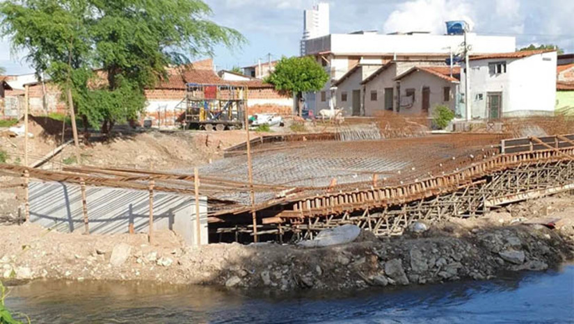 Imagem 1 - A Construtora Vipetro, responsável pela obra, em Nota (abaixo), informou que ocorreu uma deformação no tabuleiro da ponte, mas que vai corrigir o problema e entregar a obra concluída no prazo prometido aos moradores pelo prefeito Allyson Bezerra, ou seja, em setembro próximo. Imagem 1 - A Construtora Vipetro, responsável pela obra, em Nota (abaixo), informou que ocorreu uma deformação no tabuleiro da ponte, mas que vai corrigir o problema e entregar a obra concluída no prazo prometido aos moradores pelo prefeito Allyson Bezerra, ou seja, em setembro próximo.