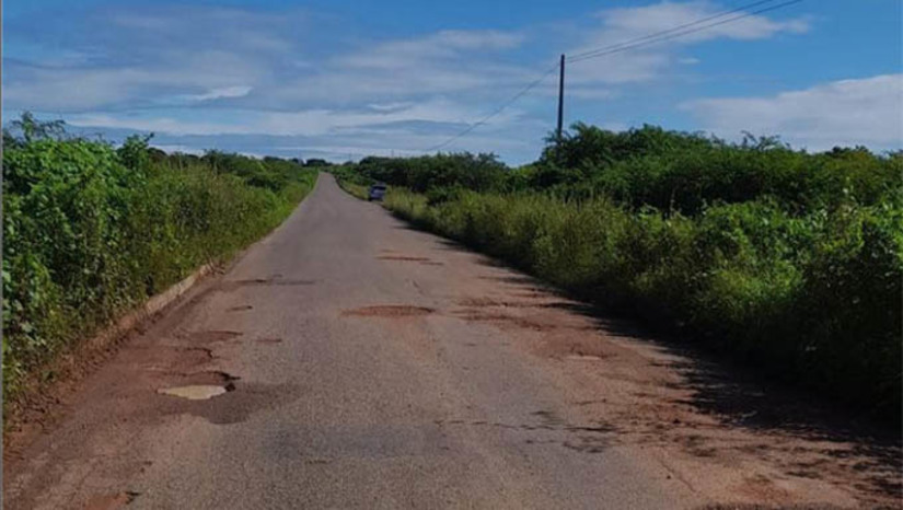 Imagem 1 - Está perigoso transitar pela BR 304, trecho Mossoró/Assu, pela BR 405 no trecho Mossoró/divisa com a Paraíba, pela RN 015, no trecho Mossoró/Baraúna, na RN 011, que liga a BR 110 a Serra do Mel, também está cheia de buracos, assim como a BR 110, no trecho entre Mossoró e Campo Grande; Outra rodovia perigosa, por não ter acostamento e em alguns pontos buracos é a RN 117, que liga Mossoró ao Médio Oeste do RN; Nestes trechos, as autoridades recomendam cautela aos motoristas e cuidados dobrados aos motociclistas Imagem 1 - Está perigoso transitar pela BR 304, trecho Mossoró/Assu, pela BR 405 no trecho Mossoró/divisa com a Paraíba, pela RN 015, no trecho Mossoró/Baraúna, na RN 011, que liga a BR 110 a Serra do Mel, também está cheia de buracos, assim como a BR 110, no trecho entre Mossoró e Campo Grande; Outra rodovia perigosa, por não ter acostamento e em alguns pontos buracos é a RN 117, que liga Mossoró ao Médio Oeste do RN; Nestes trechos, as autoridades recomendam cautela aos motoristas e cuidados dobrados aos motociclistas