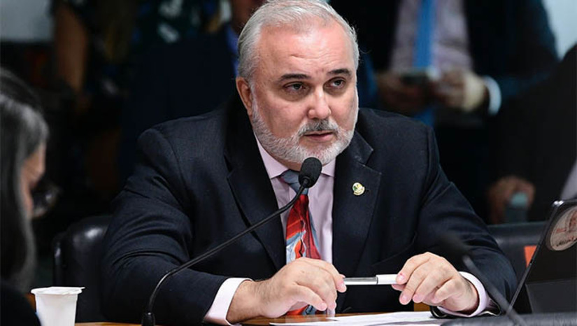 Imagem 1 - Senador Jean Paul Prates apresentou emenda para garantir reposição de perdas no Fundeb diante da redução no imposto proposta pelo governo. A emenda determina que a União apure as perdas bimestralmente e compense estados e municípios. “De todo modo, considero que o Projeto de Lei Complementar 18 de 2022 não está maduro, e se espera do Senado Federal que empenhe esforços para melhor discussão sobre seus impactos”, complementou. Ao todo, Jean apresentou seis emendas ao projeto. Imagem 1 - Senador Jean Paul Prates apresentou emenda para garantir reposição de perdas no Fundeb diante da redução no imposto proposta pelo governo. A emenda determina que a União apure as perdas bimestralmente e compense estados e municípios. “De todo modo, considero que o Projeto de Lei Complementar 18 de 2022 não está maduro, e se espera do Senado Federal que empenhe esforços para melhor discussão sobre seus impactos”, complementou. Ao todo, Jean apresentou seis emendas ao projeto.