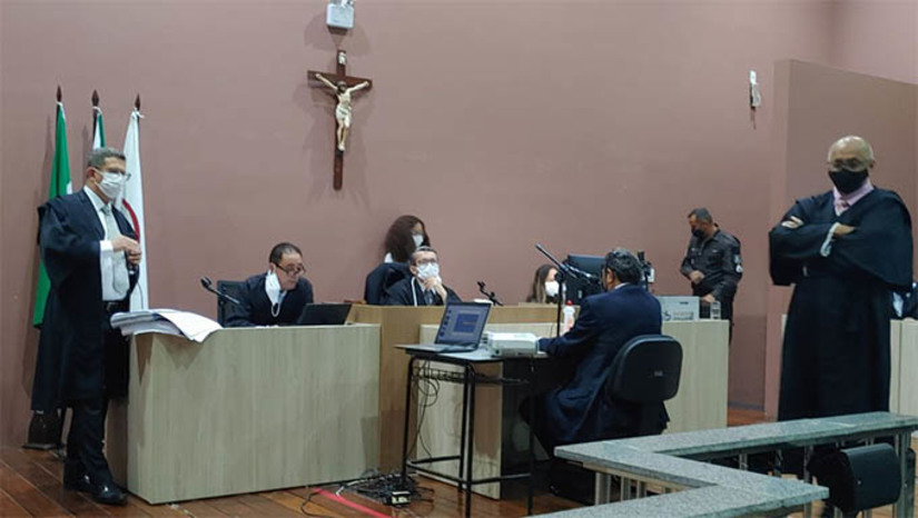 Imagem 1 - José Castelo, a época com 19 anos, estudante de engenharia, furou uma barreira policial na Av Leste Oeste e teve início uma fuga da ordem de parada da Polícia. Rodou 7km pelas ruas de Mossoró, até parar no bairro Nova Betânia, onde ocorreram os disparos um dos tiros o matou; No Júri realizado nesta segunda-feira, 13, o Conselho de Sentença considerou o sargento Adiel Dutra inocente. Imagem 1 - José Castelo, a época com 19 anos, estudante de engenharia, furou uma barreira policial na Av Leste Oeste e teve início uma fuga da ordem de parada da Polícia. Rodou 7km pelas ruas de Mossoró, até parar no bairro Nova Betânia, onde ocorreram os disparos um dos tiros o matou; No Júri realizado nesta segunda-feira, 13, o Conselho de Sentença considerou o sargento Adiel Dutra inocente.