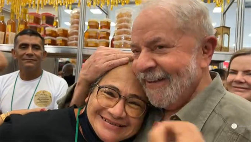 Imagem 1 - Lula abraça doceira do assentamento Paulo Freire, de Mossoró, no Stand do RN na 1a Feira Nordestina da Agricultura Familiar, em Natal Imagem 1 - Lula abraça doceira do assentamento Paulo Freire, de Mossoró, no Stand do RN na 1a Feira Nordestina da Agricultura Familiar, em Natal