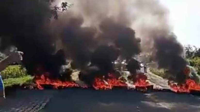 Imagem 1 -  Moradores do Itapetinga fecham a RN 117 em protesto por falta de calçamento na localidadeO protesto aconteceu por volta das 7h30 desta segunda-feira (20). Os moradores queimaram pneus, paralisando o trânsito por cerca de 30 minutos. Eles pleiteiam saneamento, segurança, acesso à água (que sempre falta na localidade) e o principal: calçamento das ruas. Cobram um olhar mais sensível do poder público, tanto da prefeitura de Mossoró, como dos vereadores, para que resolvam de vez essa questão do calçamento, que já é uma pauta antiga.