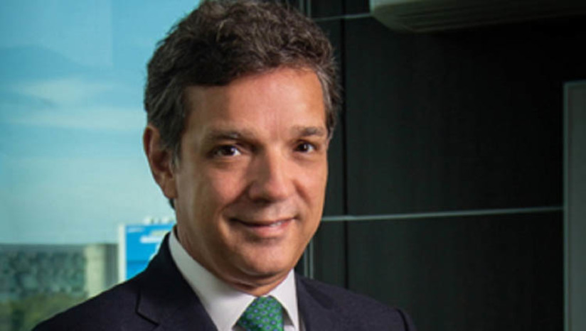   [COLUNA ESPLANADA] A indicação de Caio Mário Paes de Andrade para a presidência da Petrobras, pelo presidente Jair Bolsonaro, travou em dois itens. A Coluna apurou com fontes da direção e do Palácio que ele não cumpriu dois requisitos da lista: não tem experiência anterior de gestão, conforme manda a Lei das Estatais (13.303), e há um constrangimento ainda a ser resolvido. Uma pesquisa da diligência interna constatou que ele não concluiu uma pós-graduação no exterior, conforme está no currículo – o caso já é comparado ao de Decotelli no Ministério da Educação. A assessoria da petroleira foi questionada e não respondeu até o fechamento da Coluna.