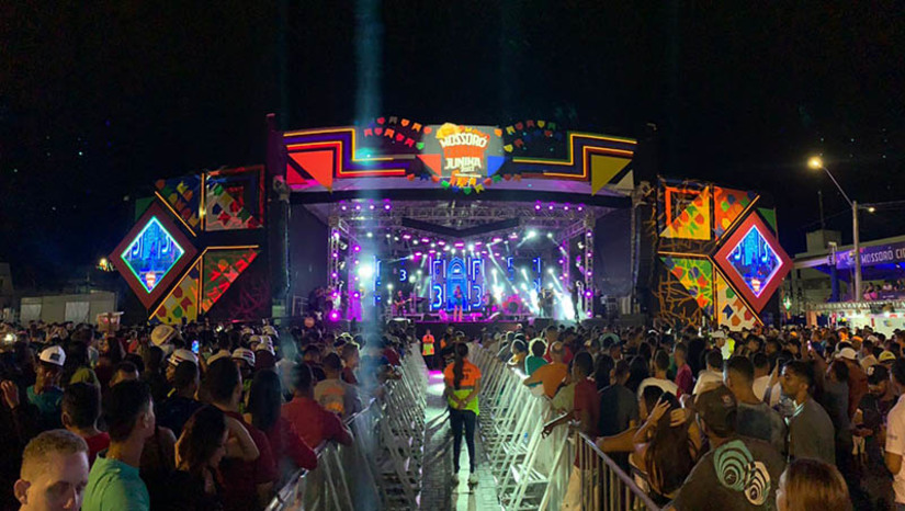 Imagem 1 - Comitiva de Mossoró vai conhecer estruturas de festas juninas referências no Nordeste. Delegação comandada pelo prefeito Allyson Bezerra vai conhecer outras experiências de festas juninas em Caruaru/PE e Campina Grande/PB. O objetivo é que a comitiva da Prefeitura de Mossoró conheça a estrutura, logística e organização das festas juninas dessas duas cidades. Elas têm eventos bem mais antigos do que o MCJ. Imagem 1 - Comitiva de Mossoró vai conhecer estruturas de festas juninas referências no Nordeste. Delegação comandada pelo prefeito Allyson Bezerra vai conhecer outras experiências de festas juninas em Caruaru/PE e Campina Grande/PB. O objetivo é que a comitiva da Prefeitura de Mossoró conheça a estrutura, logística e organização das festas juninas dessas duas cidades. Elas têm eventos bem mais antigos do que o MCJ.