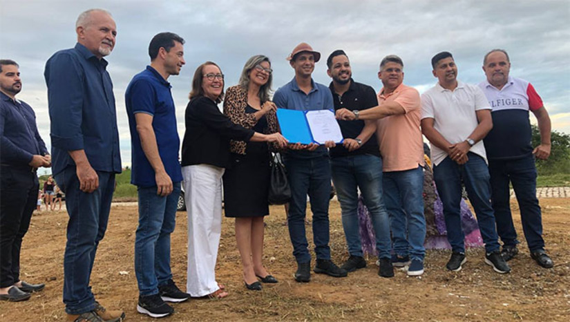 Imagem 1 - A declaração do prefeito de Mossoró foi durante a assinatura da ordem de serviço para a construção da Casa da Mulher Brasileira, na tarde desta sexta-feira, 24, no bairro Santo Antônio, zona norte de Mossoró, para se somar a outros serviços já executados do município e garantir, assim os direitos da mulher mossoroenses. Imagem 1 - A declaração do prefeito de Mossoró foi durante a assinatura da ordem de serviço para a construção da Casa da Mulher Brasileira, na tarde desta sexta-feira, 24, no bairro Santo Antônio, zona norte de Mossoró, para se somar a outros serviços já executados do município e garantir, assim os direitos da mulher mossoroenses.