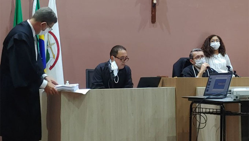 Imagem 1 - O crime teria ocorrido no MCJ de 2014. Segundo a Promotoria de Justiça, João Paulo, na época com 20 anos, agindo em defesa de uma jovem que estava com sua turma na Estação das Artes, desferiu ‘furos’ em Marlison Ferreira, e terminou no banco dos réus nesta segunda-feira, 27. Como João Paulo hoje é advogado, o presidente da Secção da OAB Mossoró, Hermeson Pinheiro, e o presidente da Comissão de Prerrogativas, Darwin Sales, acompanham o caso de perto, marcando um novo momento da ordem dos advogados no Oeste do RN. Imagem 1 - O crime teria ocorrido no MCJ de 2014. Segundo a Promotoria de Justiça, João Paulo, na época com 20 anos, agindo em defesa de uma jovem que estava com sua turma na Estação das Artes, desferiu ‘furos’ em Marlison Ferreira, e terminou no banco dos réus nesta segunda-feira, 27. Como João Paulo hoje é advogado, o presidente da Secção da OAB Mossoró, Hermeson Pinheiro, e o presidente da Comissão de Prerrogativas, Darwin Sales, acompanham o caso de perto, marcando um novo momento da ordem dos advogados no Oeste do RN.