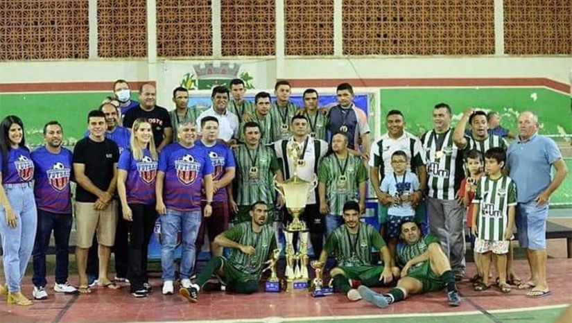 Imagem 1 -  Com a Quadra Vicente Carlos lotada, o União da Aguilhadas venceu o campeonato municipal de Futsal ao derrotar a comunidade de Cigana por 6 x 4; Antes da festa, ocorreu a apresentação das 11 equipes inscritas no Campeonato Municipal de Futebol de Campo 2022. O prefeito Dr Artur Vale anunciou também apoio a várias outras modalidades esportivas praticadas no município