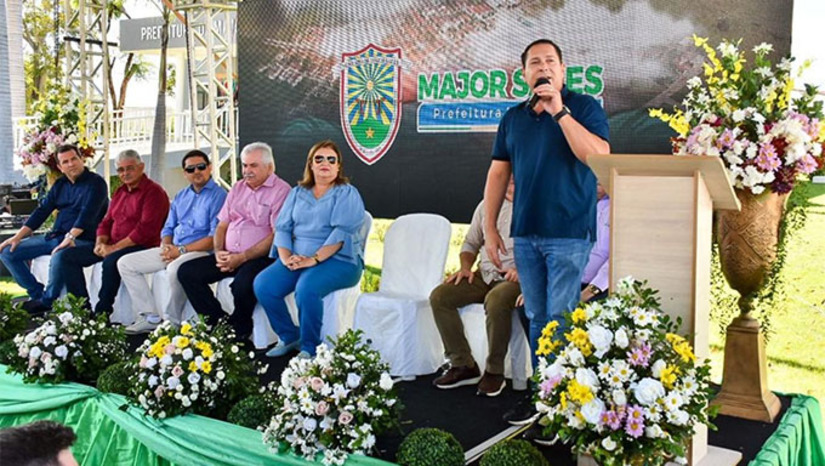 Imagem 1 - O presidente da Assembléia Legislativa do Rio Grande do Norte, deputado Ezequiel Ferreira, foi recebido pela prefeita Maria Elce, do MDB, e pelo vice-prefeito Allan, do mesmo partido. "Viabilizamos recursos para pavimentação, drenagem e aquisição de medicamentos, material médico hospitalar e insumos para unidades de saúde, além de um trator com grade aradora para o homem do campo, diz o deputado Imagem 1 - O presidente da Assembléia Legislativa do Rio Grande do Norte, deputado Ezequiel Ferreira, foi recebido pela prefeita Maria Elce, do MDB, e pelo vice-prefeito Allan, do mesmo partido. "Viabilizamos recursos para pavimentação, drenagem e aquisição de medicamentos, material médico hospitalar e insumos para unidades de saúde, além de um trator com grade aradora para o homem do campo, diz o deputado