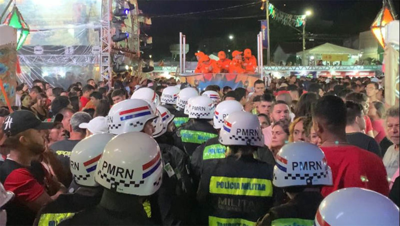 Imagem 1 - Com quase 600 agentes de segurança por dia, MCJ 2022 se destacou pela paz e organização. A organização da festa, assim como a segurança, foram bastante elogiadas pelos mossoroenses e turistas participantes do evento. Com um Centro Integrado de Monitoramento, mais de 60 câmeras foram utilizadas para acompanhar todas as movimentações da festa. A Guarda Civil Municipal, Agentes de Trânsito, Polícia Rodoviária Federal (PRF), Polícia Militar, Corpo de Bombeiros, Polícia Civil, Polícia Penal e o Departamento Estadual de Trânsito foram envolvidos diretamente na festa. Imagem 1 - Com quase 600 agentes de segurança por dia, MCJ 2022 se destacou pela paz e organização. A organização da festa, assim como a segurança, foram bastante elogiadas pelos mossoroenses e turistas participantes do evento. Com um Centro Integrado de Monitoramento, mais de 60 câmeras foram utilizadas para acompanhar todas as movimentações da festa. A Guarda Civil Municipal, Agentes de Trânsito, Polícia Rodoviária Federal (PRF), Polícia Militar, Corpo de Bombeiros, Polícia Civil, Polícia Penal e o Departamento Estadual de Trânsito foram envolvidos diretamente na festa.