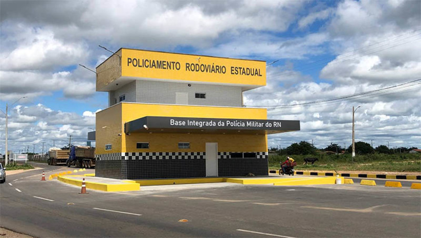 Imagem 1 - O novo posto policial, localizado em frente ao Cidade Jardim, perto do Cidade Oeste, é fruto de uma parceria público/privada entre o governo do estado e a Casanova Construções. A base já vem funcionando desde o início do mês de junho, quando foi montada a operação integrada de segurança para o Mossoró Cidade Junina, mas somente agora foi oficialmente entregue pela governadora Fátima Bezerra. Imagem 1 - O novo posto policial, localizado em frente ao Cidade Jardim, perto do Cidade Oeste, é fruto de uma parceria público/privada entre o governo do estado e a Casanova Construções. A base já vem funcionando desde o início do mês de junho, quando foi montada a operação integrada de segurança para o Mossoró Cidade Junina, mas somente agora foi oficialmente entregue pela governadora Fátima Bezerra.