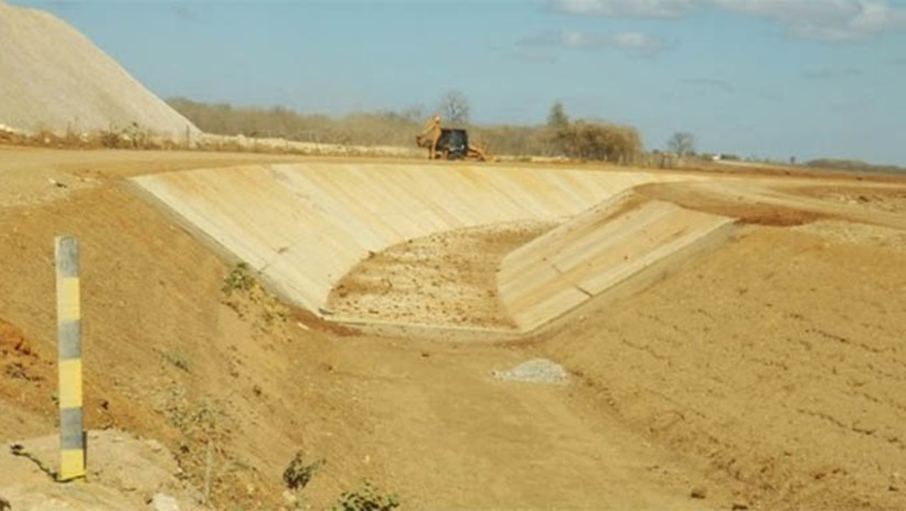 Imagem 1 -  Sistema de irrigação, no projeto inicial de 2011, sendo construído com investimento superior a 300 milhões. Estas obras, no entanto, foram paralisadas e atualmente se encontram abandonadas