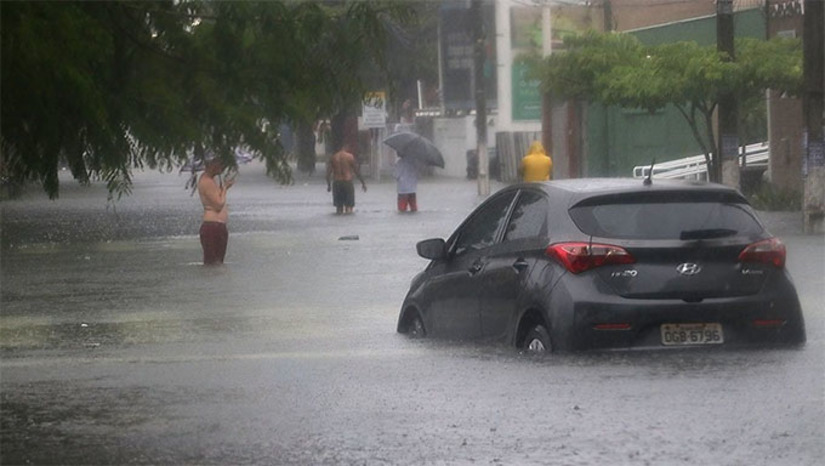 Imagem 1 -  Até as 9 horas deste domingo, dia 3, a meteorologia havia registrado 148mm, o que deixou diversas ruas totalmente alagadas. O prefeito Alvaro Dias e a Governadora Fátima Bezerra, em suas redes sociais, disseram que as equipes de Defesa Civil estão em alerta máximo para ajudar a população que vir a precisar; A meteorologia informou que as chuvas vão continuar nos próximos dias. (foto Canindé Soares)