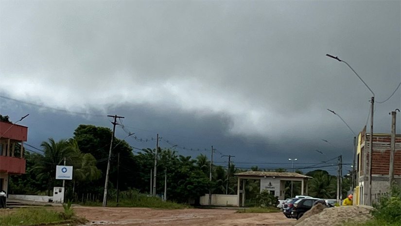 Imagem 1 - Emparn registra chuvas acima de 50 mm nesta quinta-feira, 7; precipitações diminuem no fim de semana. Nessa época do ano, as chuvas no RN decorrem das boas condições do oceano Atlântico, que apresenta temperaturas das águas mais aquecidas em até 1,5°C, com 28°C, provocando aumento da umidade. Essa umidade, levada para o continente, associada ao encontro com ventos do Leste que chegam na região favorecem a ocorrência de chuvas . “Essas condições favoráveis à formação de nuvens e ocorrência de chuva devem permanecer até sexta-feira podendo provocar acumulados superiores a 50mm no Litoral”, disse o chefe da unidade instrumental de Meteorologia da Emparn, Gilmar Bristot. Imagem 1 - Emparn registra chuvas acima de 50 mm nesta quinta-feira, 7; precipitações diminuem no fim de semana. Nessa época do ano, as chuvas no RN decorrem das boas condições do oceano Atlântico, que apresenta temperaturas das águas mais aquecidas em até 1,5°C, com 28°C, provocando aumento da umidade. Essa umidade, levada para o continente, associada ao encontro com ventos do Leste que chegam na região favorecem a ocorrência de chuvas . “Essas condições favoráveis à formação de nuvens e ocorrência de chuva devem permanecer até sexta-feira podendo provocar acumulados superiores a 50mm no Litoral”, disse o chefe da unidade instrumental de Meteorologia da Emparn, Gilmar Bristot.