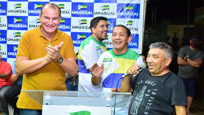 Imagem 1 -  Prefeito Raimundo Pezão disse que conseguiu apoio com deputados federais, estaduais, senadores e também diretamente com os governos do Estado e da União e espera até metade do ano que vem calçar 8 grandes ruas e asfaltar todo o Centro de Umarizal. Ele disse que encontrou a cidade com 50% das ruas sem calçamento e drenagem e confirmou que realente isto é um dos principais desafios de sua gestão, pois se trata de obras importantes para a qualidade de vida da população, mas que são muito caras, necessitando deste empenho junto a bancada federal, ao Estado e a União.