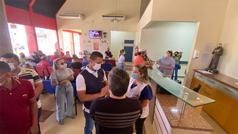 Imagem 1 - Na manhã deste sábado, dia 9, o prefeito Allyson Bezerra visitou a Clínica HGO, que faz mutirão de segunda a sábado fazendo cirurgias de cataratas. Segundo o prefeito Allyson Bezerra, já foram feitas mais de 3.900 cirurgias e que nos próximos meses espera zerar esta fila, assim como já foi zerado a fila por cirurgias ginecológicas Imagem 1 - Na manhã deste sábado, dia 9, o prefeito Allyson Bezerra visitou a Clínica HGO, que faz mutirão de segunda a sábado fazendo cirurgias de cataratas. Segundo o prefeito Allyson Bezerra, já foram feitas mais de 3.900 cirurgias e que nos próximos meses espera zerar esta fila, assim como já foi zerado a fila por cirurgias ginecológicas