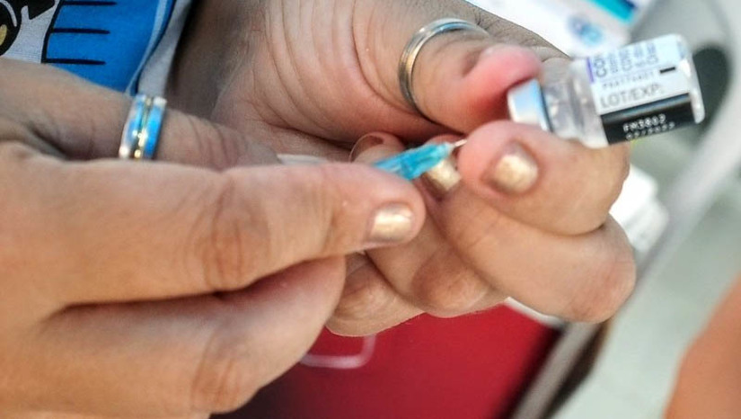 Imagem 1 - Vacinação contra Influenza e Covid acontece nas 47 UBSs e em três pontos extras essa semana. Conforme cronograma da Secretaria de Saúde de Mossoró, desta segunda-feira (11) até o próximo sábado (16) o Partage Shopping Mossoró estará com um ponto extra, das 10h às 18h. Na terça (12) e quarta-feira (13), a UnP também contará com ponto extra de vacinação contra as doenças, das 7h30 às 17 horas. Além destes, de hoje (11) até a próxima quinta-feira (14), uma equipe de vacinadores estará na Faculdade de Enfermagem da UERN. A faculdade fica na rua Dionísio Filgueira, bairro Centro, e funcionará das 12h30 às 19h. Imagem 1 - Vacinação contra Influenza e Covid acontece nas 47 UBSs e em três pontos extras essa semana. Conforme cronograma da Secretaria de Saúde de Mossoró, desta segunda-feira (11) até o próximo sábado (16) o Partage Shopping Mossoró estará com um ponto extra, das 10h às 18h. Na terça (12) e quarta-feira (13), a UnP também contará com ponto extra de vacinação contra as doenças, das 7h30 às 17 horas. Além destes, de hoje (11) até a próxima quinta-feira (14), uma equipe de vacinadores estará na Faculdade de Enfermagem da UERN. A faculdade fica na rua Dionísio Filgueira, bairro Centro, e funcionará das 12h30 às 19h.