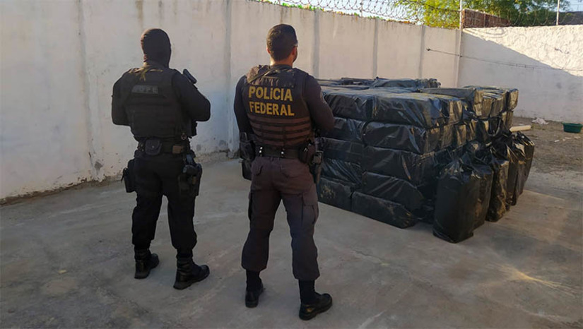 Imagem 1 -  PF apreende cerca de 4 toneladas de cocaína em Areia Branca; droga estava em um galpão subterrâneo. A apreensão aconteceu na manhã desta segunda-feira (13), no âmbito da Operação Maritimum, deflagrada pela Polícia Federal, com o objetivo de desarticular organização criminosa especializada no tráfico internacional de drogas e lavagem de dinheiro que atuava nos terminais portuários do Nordeste e Sudeste, principalmente, tendo como bases as regiões de Natal/RN, Salvador/BA e Baixada Santista.