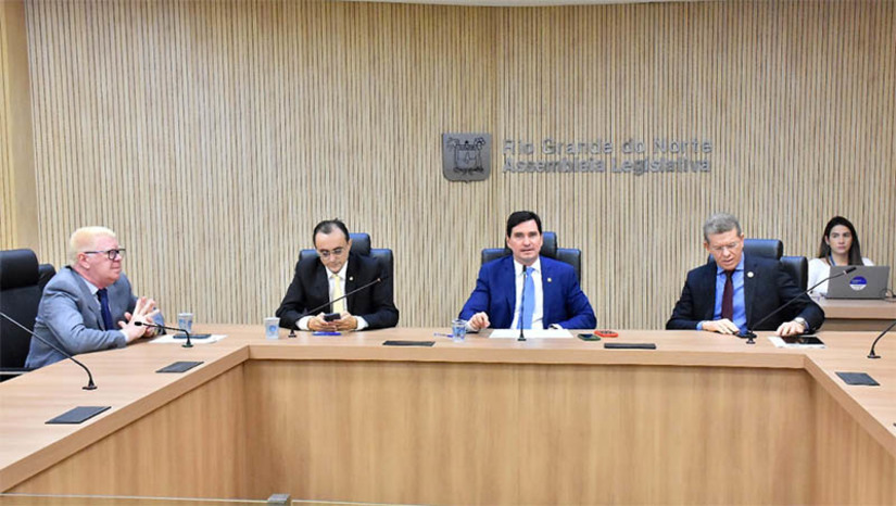 Imagem 1 - Comissão da ALRN aprova PL que proíbe eliminação de candidatos classificados em concurso. O Projeto de Lei nº 91/2022, de iniciativa do deputado Subtenente Eliabe (SDD), que veda a eliminação de candidato classificado fora das vagas nos concursos públicos realizados no Rio Grande do Norte. Segundo o parlamentar, o objetivo é oferecer uma proteção adicional aos cidadãos aprovados em concursos públicos, mas que não foram nomeados por motivos alheios ao interesse público. Imagem 1 - Comissão da ALRN aprova PL que proíbe eliminação de candidatos classificados em concurso. O Projeto de Lei nº 91/2022, de iniciativa do deputado Subtenente Eliabe (SDD), que veda a eliminação de candidato classificado fora das vagas nos concursos públicos realizados no Rio Grande do Norte. Segundo o parlamentar, o objetivo é oferecer uma proteção adicional aos cidadãos aprovados em concursos públicos, mas que não foram nomeados por motivos alheios ao interesse público.