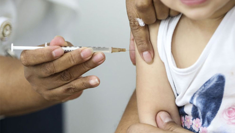 Imagem 1 -  A Sesap informou nesta quinta-feira (14) que aguarda orientações por parte do Ministério da Saúde e a inclusão das doses no Programa Nacional de Imunização (PNI), para distribuir as vacinas aos municípios potiguares.  A Secretaria Municipal de Mossoró disse que iniciará a vacinação logo que o Ministério da Saúde incluir a vacina no PNI. O Instituto Butantan, que produz a vacina Coronavac, solicitou a inclusão da vacina no Programa Nacional de Imunizações (PNI) para crianças de 3 a 5 anos e a aprovação da Anvisa ocorreu na quarta-feira (13)