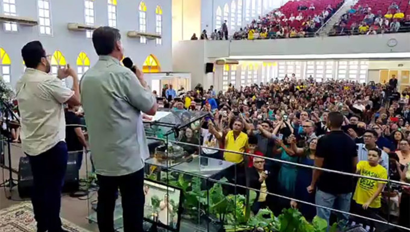 Imagem 1 -  O presidente Jair Bolsonaro, em Natal, disse que espera que o povo Brasileiro “não experimente as dores do comunismo”, sendo aplaudido por seus seguidores na Basílica dos Santos Mártires de Cunhaú e Uruaçu, na região Oeste da Grande Natal. No Templo Evangélico, fez discurso politico, dizendo que o "inimigo é interno e está vendendo o Brasil". Depois de falar de seu governo e equipe, encerra o discurso se perguntando o que seria o Brasil se a facada em 2018 tivesse lhe tirado a vida!