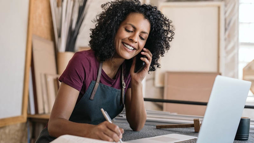  [COLUNA ESPLANADA] Um estudo da Central Brasileira do Setor de Serviços (Cebrasse) mostra que aumentou no país nos últimos dois anos a opção empreendedora via MEI na ocupação produtiva. Do 1º trimestre de 2020 e ao 1º trimestre de 2022, o número de pessoas empregadas no Brasil foi de 4,4 milhões de trabalhadores (+4,7%), sendo crescimento no setor privado sem carteira assinada de 1,4 milhão (+12,0%), incremento no setor privado com carteira assinada de 1,2 milhão (+3,4%) e o número de pessoas com CNPJ próprio avançou 950 mil (+17,5%). O estudo ressaltou ainda que houve depreciação dos rendimentos num cenário já comprometido pela inflação. O presidente da Cebrasse, João Diniz, destaca que esse avanço não pode ser considerado precarização, “uma vez que empregos CLT, de forma não qualificada e de menor escolaridade estão em franco declínio”, e o empreendedorismo tornou-se uma “vocação nacional”.
