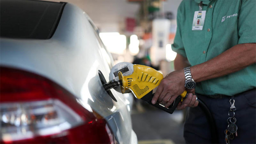 Imagem 1 - Gasolina terá redução de R$ 0,20 por litro para as distribuidoras a partir desta quarta, 20. Conforme anunciou a Petrobras nesta terça-feira (19), o preço médio de venda de gasolina da Petrobras para as distribuidoras passará de R$ 4,06 para R$ 3,86 por litro.Considerando a mistura obrigatória de 73% de gasolina A e 27% de etanol anidro para a composição da gasolina comercializada nos postos, a parcela da Petrobras no preço ao consumidor passará de R$ 2,96, em média, para R$ 2,81 a cada litro vendido na bomba. Imagem 1 - Gasolina terá redução de R$ 0,20 por litro para as distribuidoras a partir desta quarta, 20. Conforme anunciou a Petrobras nesta terça-feira (19), o preço médio de venda de gasolina da Petrobras para as distribuidoras passará de R$ 4,06 para R$ 3,86 por litro.Considerando a mistura obrigatória de 73% de gasolina A e 27% de etanol anidro para a composição da gasolina comercializada nos postos, a parcela da Petrobras no preço ao consumidor passará de R$ 2,96, em média, para R$ 2,81 a cada litro vendido na bomba.