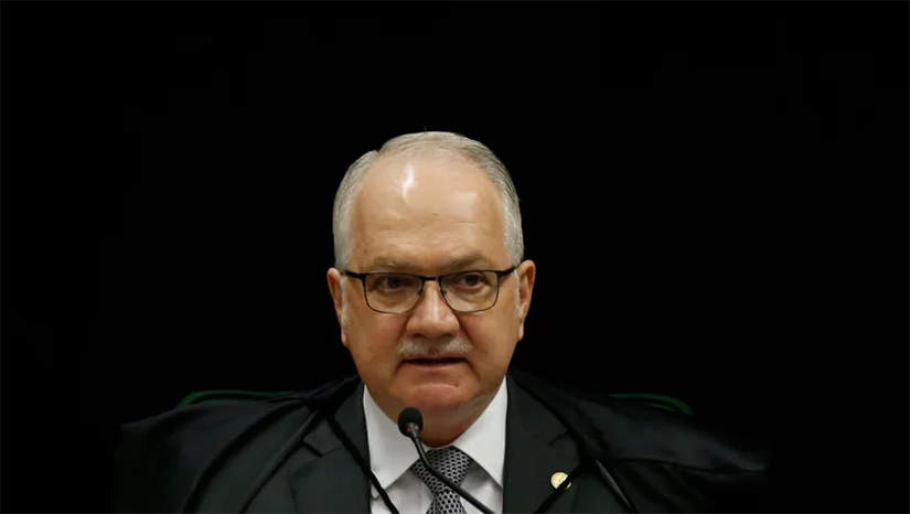 Imagem 1 - Fachin dá cinco dias para Bolsonaro explicar ataques ao TSE durante encontro com embaixadores. Segundo o Ministro Fachin, as declarações de Bolsonaro foram além da propaganda irregular, o que em tese pode configurar um abuso. A reunião, realizada pelo Presidente na última segunda-feira (18), ocorreu no Palácio da Alvorada. Na ocasião, Bolsonaro atacou a Justiça Eleitoral e a integridade das urnas. Segundo a sigla, trata-se de veiculação de propaganda antecipada negativa. Imagem 1 - Fachin dá cinco dias para Bolsonaro explicar ataques ao TSE durante encontro com embaixadores. Segundo o Ministro Fachin, as declarações de Bolsonaro foram além da propaganda irregular, o que em tese pode configurar um abuso. A reunião, realizada pelo Presidente na última segunda-feira (18), ocorreu no Palácio da Alvorada. Na ocasião, Bolsonaro atacou a Justiça Eleitoral e a integridade das urnas. Segundo a sigla, trata-se de veiculação de propaganda antecipada negativa.
