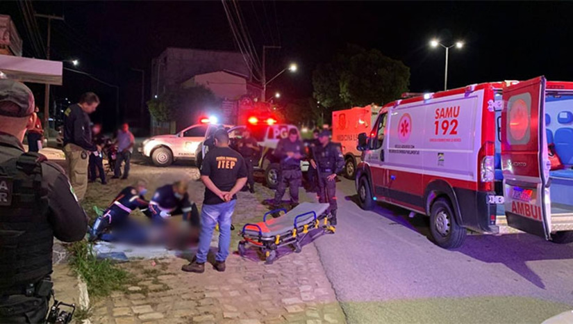 Imagem 1 - Em dois ataques a tiros no Grande Alto São Manoel, deixou um morto e dois baleados. No primeiro ataque, o pedreiro Hamilton Nogueira, de 32 anos, foi assassinado. A mulher que o acompanhava, Givanilda Maria, foi baleada. No segundo ataque, perto do Clube da Caixa, a vítima não foi identificada. Está no HRTM aguardando familiares. Imagem 1 - Em dois ataques a tiros no Grande Alto São Manoel, deixou um morto e dois baleados. No primeiro ataque, o pedreiro Hamilton Nogueira, de 32 anos, foi assassinado. A mulher que o acompanhava, Givanilda Maria, foi baleada. No segundo ataque, perto do Clube da Caixa, a vítima não foi identificada. Está no HRTM aguardando familiares.