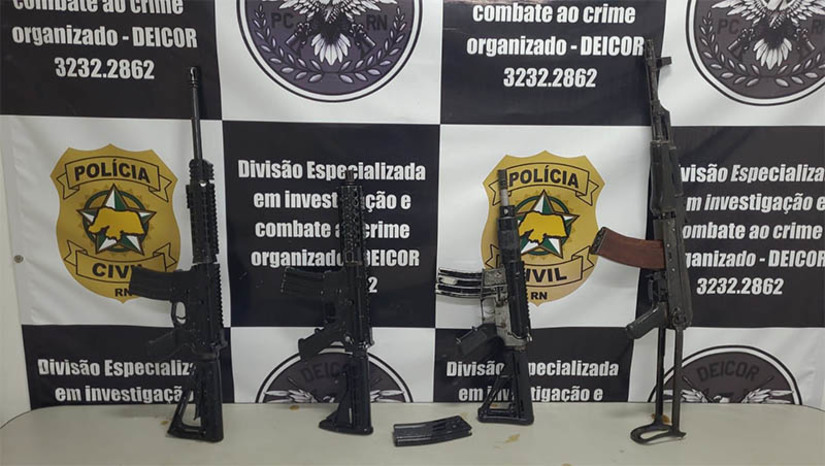 Imagem 1 -  O armamento foi localizado em uma propriedade rural desabitada, pertencente a Laete Jácome de Oliveira e da prefeita Damaria Jácome de Oliveira. Os dois são pai e irmã de quatro investigados por envolvimento com o maior grupo criminoso que traficava drogas no Nordeste, suspeitos também de integrar uma organização criminosa atuante em todo Brasil. Três fuzis 556 e um AK-47 estavam em caixas enterradas no local. A apreensão aconteceu no âmbito da Operação “Sinaloa”, deflagrada no sábado (23).