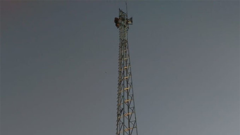 Imagem 1 - O ministro das Comunicações, Fábio Faria, já havia instalado a Torre de Telefonia na Maisa, distante 30 km de Mossoró e que tem mais de 15 mil moradores. Agora assegurou ao prefeito Allyson Bezerra e ao suplente de vereador Wladimir Tavares que vai instalar a torre para atender mais de 10 mil pessoas que moram na região do Polo do Jucuri, distante 15 km de Mossoró. Imagem 1 - O ministro das Comunicações, Fábio Faria, já havia instalado a Torre de Telefonia na Maisa, distante 30 km de Mossoró e que tem mais de 15 mil moradores. Agora assegurou ao prefeito Allyson Bezerra e ao suplente de vereador Wladimir Tavares que vai instalar a torre para atender mais de 10 mil pessoas que moram na região do Polo do Jucuri, distante 15 km de Mossoró.