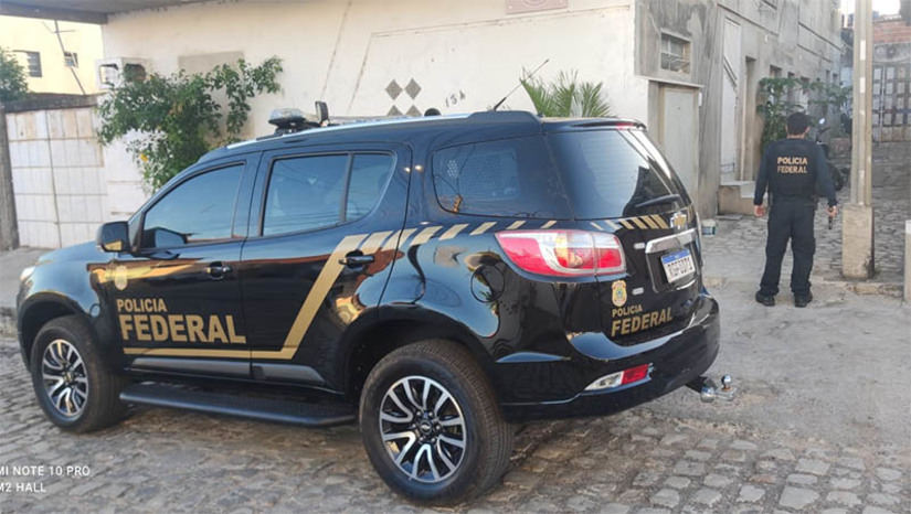 Imagem 1 -  Corretor de imóveis envolvido com organização criminosa especializada no refino de drogas é preso em Mossoró. A prisão foi realizada nesta terça-feira (26), pela Força-Tarefa de Combate ao Crime Organizado de Mossoró, coordenada pelo Delegado da Polícia Federal Igor Conti. De acordo com informações fornecidas ao MOSSORÓ HOJE, a função do corretor, a princípio, era justamente alugar imóveis para servirem de laboratório para refino dos entorpecentes. A FT está cumprindo 17 mandados judiciais, expedidos pela 2ª Vara Criminal da cidade, em município do RN e do Paraná, com o objetivo de desarticular a organização criminosa, responsável pelo refino, adulteração e preparação de drogas em laboratório clandestino desativado em setembro de 2021, em uma residência do Bairro Costa e Silva. Na época, o dono do imóvel foi preso. 