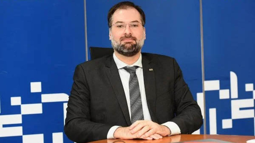 Imagem 1 - Ministro da Educação anuncia saída de Danilo Dupas da presidência do Inep. O anúncio foi feito nesta quarta-feira (27), por meio das redes sociais do ministro Victor Godoy. Segundo ele, Danilo Dupas deixa o cargo a pedido, por motivos pessoais. Assumirá o cargo de presidente da autarquia, interinamente, Carlos Moreno, que desde de 2010 ocupa o cargo de Diretor de Estatísticas Educacionais do Inep. A mudança acontece faltando pouco mais de 4 meses para a realização das provas do Enem 2022. Segundo Godoy, o presidente interino vai garantir a “continuidade dos exames e avaliações fundamentais para toda a sociedade brasileira”. Imagem 1 - Ministro da Educação anuncia saída de Danilo Dupas da presidência do Inep. O anúncio foi feito nesta quarta-feira (27), por meio das redes sociais do ministro Victor Godoy. Segundo ele, Danilo Dupas deixa o cargo a pedido, por motivos pessoais. Assumirá o cargo de presidente da autarquia, interinamente, Carlos Moreno, que desde de 2010 ocupa o cargo de Diretor de Estatísticas Educacionais do Inep. A mudança acontece faltando pouco mais de 4 meses para a realização das provas do Enem 2022. Segundo Godoy, o presidente interino vai garantir a “continuidade dos exames e avaliações fundamentais para toda a sociedade brasileira”.
