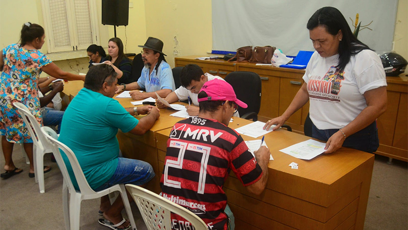 Imagem 1 - Prefeitura conclui cadastro com 150 comerciantes inscritos para participar da Festa do Bode. As inscrições aconteceram nos dias 25, 26 e 27 deste mês, no auditório da Secretaria de Cultura, localizado no prédio da Biblioteca Municipal Ney Pontes. A partir do resultado da seleção que será divulgado no dia 1º, no dia seguinte, os comerciantes contemplados já poderão procurar a sede da Secretaria de Cultura, onde aconteceu as inscrições, para efetuar o pagamento e receber a credencial. A Festa do Bode 2022 acontecerá de 11 a 14 de agosto no Parque de Exposições Armando Buá, ao lado da Ufersa. Imagem 1 - Prefeitura conclui cadastro com 150 comerciantes inscritos para participar da Festa do Bode. As inscrições aconteceram nos dias 25, 26 e 27 deste mês, no auditório da Secretaria de Cultura, localizado no prédio da Biblioteca Municipal Ney Pontes. A partir do resultado da seleção que será divulgado no dia 1º, no dia seguinte, os comerciantes contemplados já poderão procurar a sede da Secretaria de Cultura, onde aconteceu as inscrições, para efetuar o pagamento e receber a credencial. A Festa do Bode 2022 acontecerá de 11 a 14 de agosto no Parque de Exposições Armando Buá, ao lado da Ufersa.