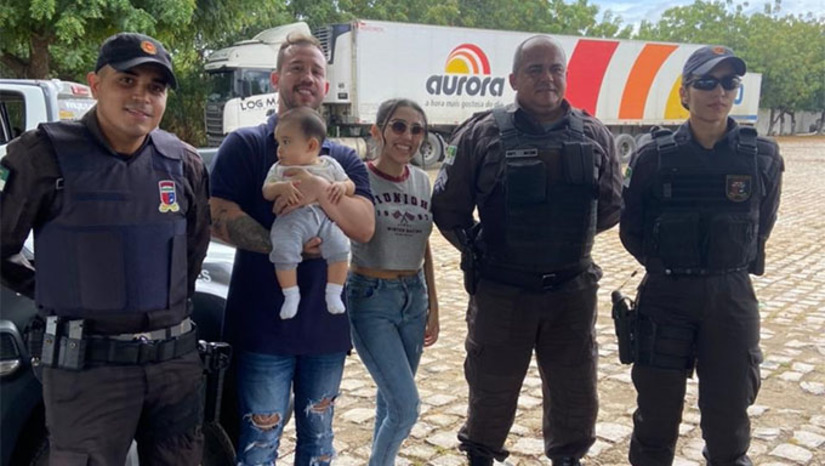 Imagem 1 - O bebê Zayon Gomes estava com os pais se deslocando num veículo do Estado da Paraíba para o Ceará quando, ao passar por Mossoró, se envolveram num acidente com uma carreta. O bebê estava com hemorragia e os policiais conseguiram estancar o sangramento e leva-lo em tempo para receber os cuidados médicos no HRTM. "Muito gratificante, um sentimento inexplicável de dever cumprido", diz o soldado Keynes Imagem 1 - O bebê Zayon Gomes estava com os pais se deslocando num veículo do Estado da Paraíba para o Ceará quando, ao passar por Mossoró, se envolveram num acidente com uma carreta. O bebê estava com hemorragia e os policiais conseguiram estancar o sangramento e leva-lo em tempo para receber os cuidados médicos no HRTM. "Muito gratificante, um sentimento inexplicável de dever cumprido", diz o soldado Keynes