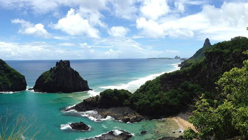 Imagem 1 -  [COLUNA ESPLANADA] O ministro do STF Ricardo Lewandowski é relator da ação sobre titularidade do Arquipélago de Fernando de Noronha na qual a União alega que o Estado de Pernambuco descumpre contrato de manutenção da (por ora) paradisíaca ilha no alto-mar do Atlântico. Nova audiência entre as partes será dia 9, próxima terça-feira. O governo estadual é suspeito de autorizar edificações na faixa de praia e de uso sem o aval da Secretaria de Patrimônio da União. Em suma, a ilha vive especulação imobiliária com pousadas e casas de luxo, mais voos e ultrapassa limite de visitantes.