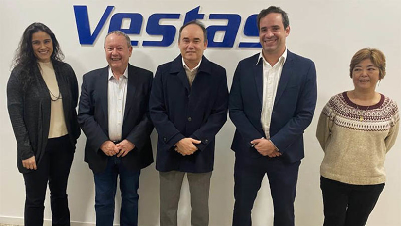 Imagem 1 - Um encontro, que será organizado pelo Governo do Estado, mostrará aos fornecedores do grupo Vestas do Brasil Energia Eólica LTDA, os incentivos oferecidos pela gestão estadual para a instalação de novas empresas, indústrias e atividades relativas ao setor. Em reunião nesta quarta-feira (10), com dirigentes da empresa, representantes do governo do RN também discutiram uma parceria que visa oferecer formação profissional adequada aos jovens, no IERNs, para o setor das energias renováveis que têm forte potencial no Estado, inclusive off shore, eólica, solar e hidrogênio e amônia verdes. Imagem 1 - Um encontro, que será organizado pelo Governo do Estado, mostrará aos fornecedores do grupo Vestas do Brasil Energia Eólica LTDA, os incentivos oferecidos pela gestão estadual para a instalação de novas empresas, indústrias e atividades relativas ao setor. Em reunião nesta quarta-feira (10), com dirigentes da empresa, representantes do governo do RN também discutiram uma parceria que visa oferecer formação profissional adequada aos jovens, no IERNs, para o setor das energias renováveis que têm forte potencial no Estado, inclusive off shore, eólica, solar e hidrogênio e amônia verdes.